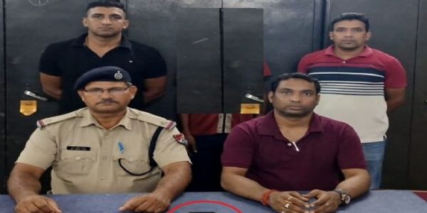 टाटानगर स्टेशन पर मोबाइल चोरी करते धराया नाबालिग