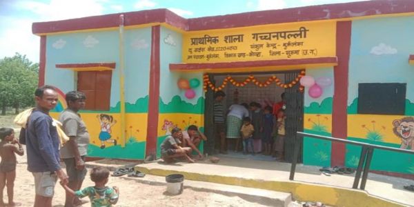 गच्छनपल्ली में 20 साल बाद बना पक्का स्कूल, कलेक्टर-एसपी पंहुचे बाइक से