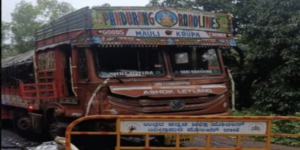 कर्नाटक के यल्लापुर के अरबैल घाट में सड़क हादसा, छह लोगों की मौत