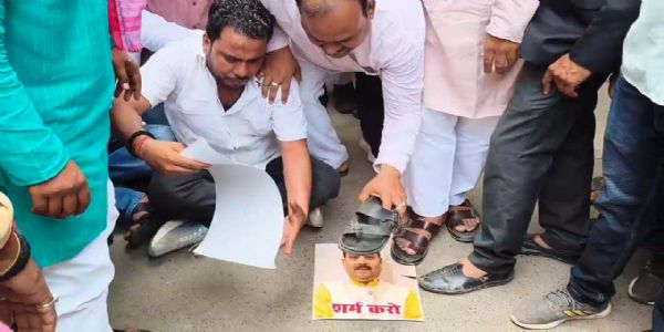 राज्यमंत्री रविन्द्र जायसवाल के खिलाफ समाजवादी पार्टी के कार्यकर्ताओं ने खोला मोर्चा, विरोध प्रदर्शन