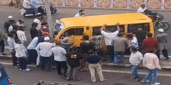 भोपाल के कोहेफिजा फ्लाईओवर पर स्कूल वैन हादसे का शिकार, बिजली के खंभे से टकराई, महिला स्टाफ घायल