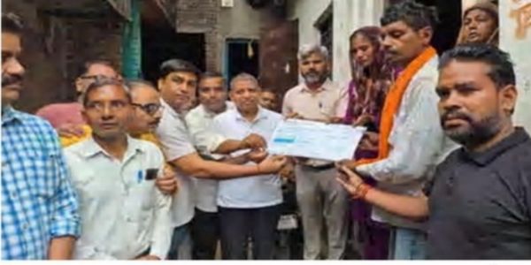 चैक सौंपते हुए विधायक चैक सौंपते हुए विधायक