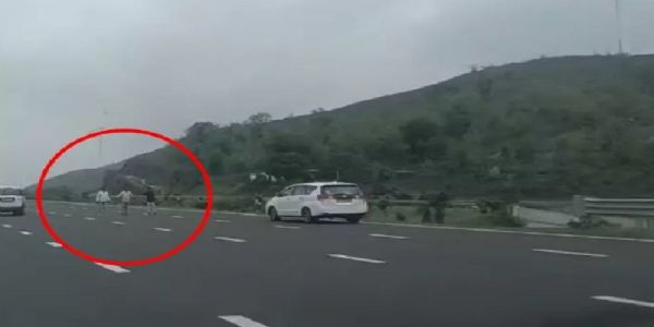 केन्द्रीय मंत्री गडकरी के काफिले के दौरान बीच सड़क पर आए युवक केन्द्रीय मंत्री गडकरी के काफिले के दौरान बीच सड़क पर आए युवक