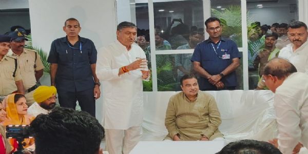 मंदसौर जिले रुपला स्थित रेस्ट हाउस में जनप्रतिनिधियों से मुलाकात करते हुए नितिन गडकरी मंदसौर जिले रुपला स्थित रेस्ट हाउस में जनप्रतिनिधियों से मुलाकात करते हुए नितिन गडकरी