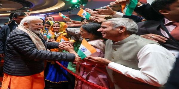 मेलबर्न में पीएम मोदी का हुआ भव्य स्वागत मेलबर्न में पीएम मोदी का हुआ भव्य स्वागत