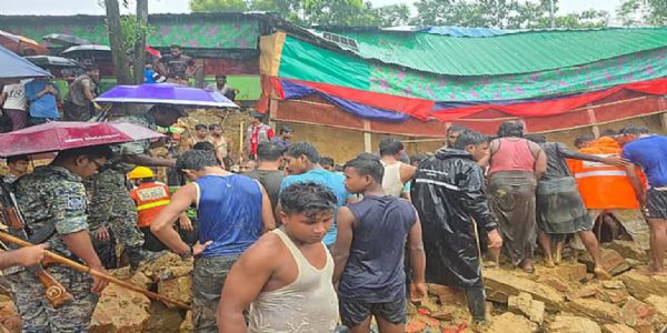 बांग्लादेश में बुधवार को कॉक्स बाजार के उखिया में रोहिंग्या कैंप-5 के मदरसे पर बचावकर्मी और रोहिंग्या स्वयंसेवक गिरी हुई दीवार और मिट्टी के ढेर के नीचे दबे बच्चों की तलाश करते। फोटो - प्रथम अलो बांग्लादेश में बुधवार को कॉक्स बाजार के उखिया में रोहिंग्या कैंप-5 के मदरसे पर बचावकर्मी और रोहिंग्या स्वयंसेवक गिरी हुई दीवार और मिट्टी के ढेर के नीचे दबे बच्चों की तलाश करते। फोटो - प्रथम अलो