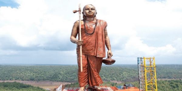 ओंकारेश्वर में स्थापित एकात्मता की मूर्ति ओंकारेश्वर में स्थापित एकात्मता की मूर्ति