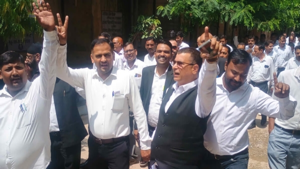 राजस्व वकीलों का आंदोलन उग्र: कलेक्ट्रेट बंद कर किया विरोध—प्रदर्शन राजस्व वकीलों का आंदोलन उग्र: कलेक्ट्रेट बंद कर किया विरोध—प्रदर्शन