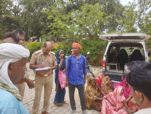 महिला के शव को महिला को सामुदायिक स्वास्थ्य केंद्र मड़िहान ले आई पुलिस।