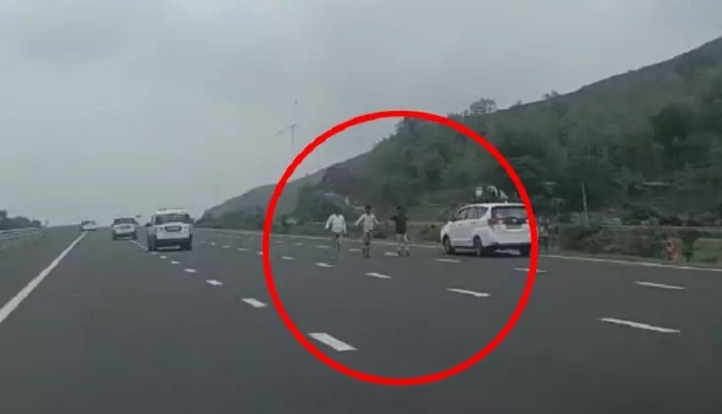 केन्द्रीय मंत्री गडकरी के काफिले के दौरान बीच सड़क पर आए युवक केन्द्रीय मंत्री गडकरी के काफिले के दौरान बीच सड़क पर आए युवक