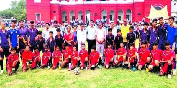 फुटबॉल प्रतियोगिता में परिचय के दौरान उपस्थित बिजनौर और मुरादाबाद के पारकर कॉलेज की टीम।