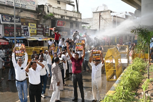 मुख्यमंत्री के दौरे के बीच भाजपा कार्यालय की ओर बढ़े युवा कांग्रेस कार्यकर्ता, पुलिस ने वाटर कैनन से रोका मुख्यमंत्री के दौरे के बीच भाजपा कार्यालय की ओर बढ़े युवा कांग्रेस कार्यकर्ता, पुलिस ने वाटर कैनन से रोका