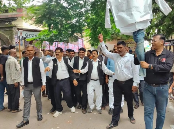 अधिवक्ताओं ने पुकार पुतला अधिवक्ताओं ने पुकार पुतला