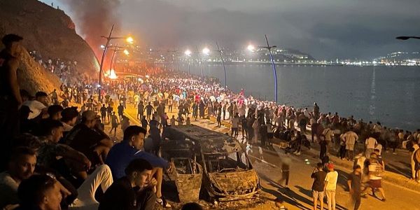 स्पेन के सेउटा में लोग स्पेन छोड़कर मोरक्को की सीमा की ओर जाते हुए (फाइल फाेटाे) स्पेन के सेउटा में लोग स्पेन छोड़कर मोरक्को की सीमा की ओर जाते हुए (फाइल फाेटाे)