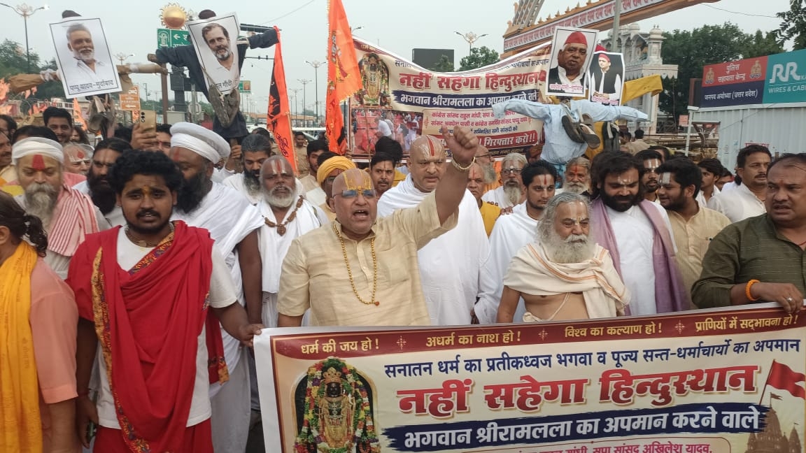 विरोध प्रदर्शन करते संत विरोध प्रदर्शन करते संत