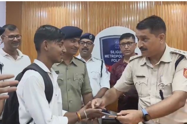 धारक को मोबाइल लौटाते एसीपी रॉबिन थापा धारक को मोबाइल लौटाते एसीपी रॉबिन थापा