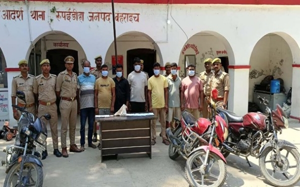 पुलिस कस्टडी में गिरफ्तार आरोपित पुलिस कस्टडी में गिरफ्तार आरोपित