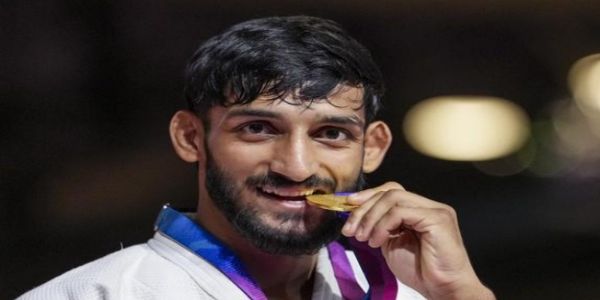 भारतीय जूडो खिलाड़ी हर्ष सिंह स्वर्ण पदक के साथ भारतीय जूडो खिलाड़ी हर्ष सिंह स्वर्ण पदक के साथ