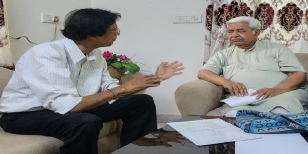 वी एच पी के अंतरराष्ट्रीय अध्यक्ष आलोक कुमार आगरा में अधिवक्ता सुरेंद्र गुप्ता से उसके आवास पर बातचीत करते हुए वी एच पी के अंतरराष्ट्रीय अध्यक्ष आलोक कुमार आगरा में अधिवक्ता सुरेंद्र गुप्ता से उसके आवास पर बातचीत करते हुए