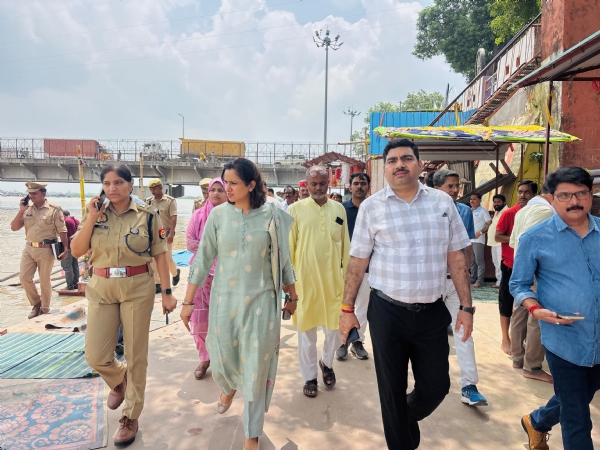 व्यवस्था देखती जिलाधिकारी व्यवस्था देखती जिलाधिकारी