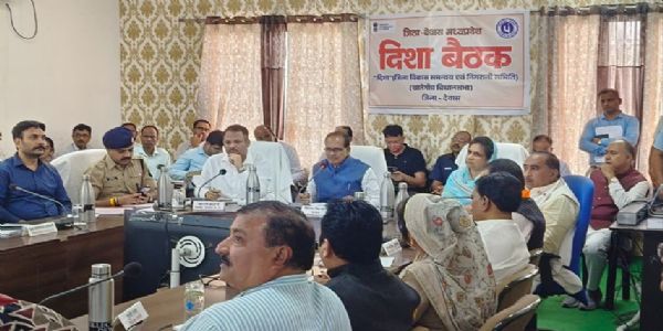 दिशा समिति की बैठक लेते हुए केंद्रीय कृषि मंत्री शिवराज सिंह चौहान दिशा समिति की बैठक लेते हुए केंद्रीय कृषि मंत्री शिवराज सिंह चौहान