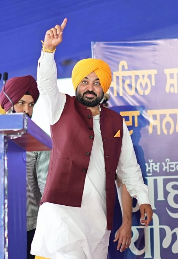 पंजाब के मुख्यमंत्री पठानकोट में आयोजित समारोह में महिलाओं का अभिवादन करते हुए पंजाब के मुख्यमंत्री पठानकोट में आयोजित समारोह में महिलाओं का अभिवादन करते हुए