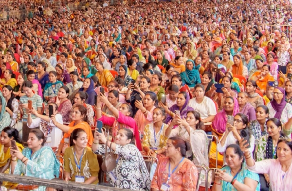 पठानकोट में आयोजित समारोह में भाग लेती महिलाएं पठानकोट में आयोजित समारोह में भाग लेती महिलाएं