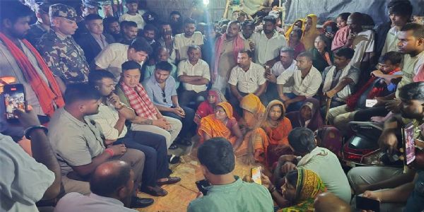 नेपाल के गृहमंत्री और मृतक परिवार के बीच समझौता नेपाल के गृहमंत्री और मृतक परिवार के बीच समझौता