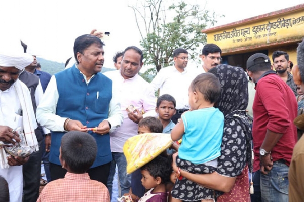 बाढ़ प्रभावितों के बीच पहुंचे वन मंत्री, राहत सामग्री एवं सहायता राशि का किया वितरण बाढ़ प्रभावितों के बीच पहुंचे वन मंत्री, राहत सामग्री एवं सहायता राशि का किया वितरण