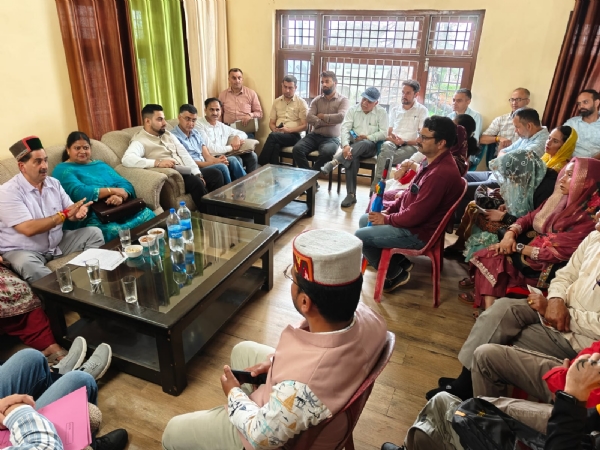 बैठक में मौजूद उपमुख्य सचेतक और अन्य।