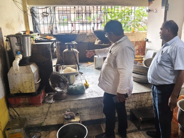 कार्रवाई करते अधिकारियों का छायाचित्र कार्रवाई करते अधिकारियों का छायाचित्र