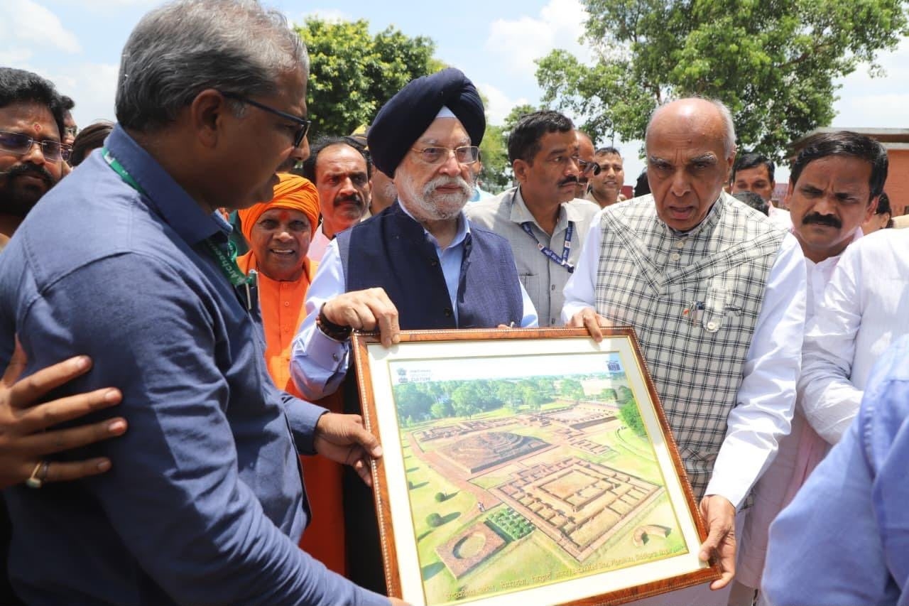 केंद्रीय मंत्री हरदीप सिंह पुरी ने शनिवार को सिद्धार्थ नगर के कपिलवस्तु में विपश्यना पार्क एवं लाइट एंड साउंड शो का लोकार्पण किया; केंद्रीय मंत्री हरदीप सिंह पुरी ने शनिवार को सिद्धार्थ नगर के कपिलवस्तु में विपश्यना पार्क एवं लाइट एंड साउंड शो का लोकार्पण किया;