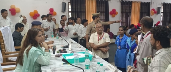 तहसील दिवस में छात्राओं की बात सुनते जिलाधिकारी जसजीत कौर तहसील दिवस में छात्राओं की बात सुनते जिलाधिकारी जसजीत कौर