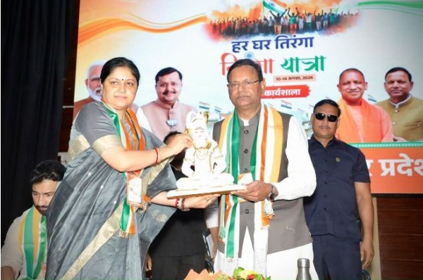 प्रदेश अध्यक्ष का स्वागत करती अर्चना मिश्रा प्रदेश अध्यक्ष का स्वागत करती अर्चना मिश्रा