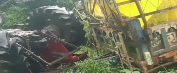ट्रैक्टर-ट्रॉली पलटी, चालक की मौके पर मौत ट्रैक्टर-ट्रॉली पलटी, चालक की मौके पर मौत