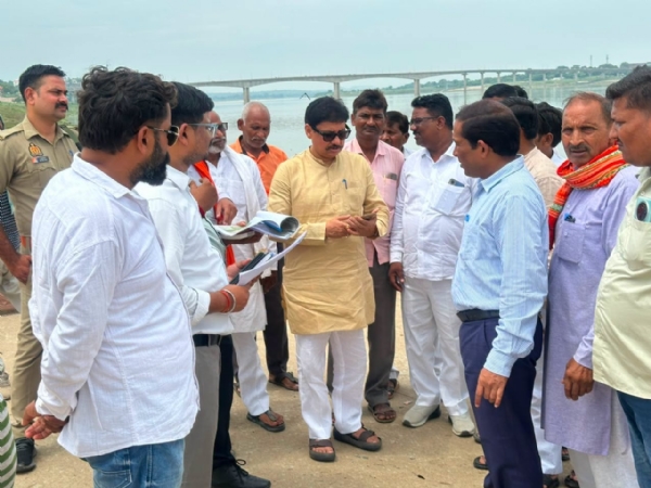 गंगा कटान का निरीक्षण करते विधायक व अन्य। गंगा कटान का निरीक्षण करते विधायक व अन्य।