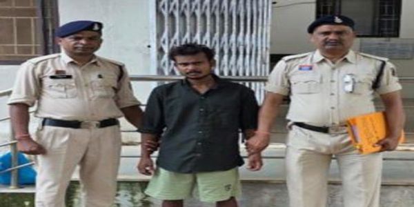 पति-बच्चों की हत्या की धमकी देकर दुष्कर्म करने वाला आरोपित गिरफ्तार