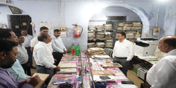 उपायुक्त ने जिला अभिलेखागार और निबंधन अभिलेखागार का किया औचक निरीक्षण