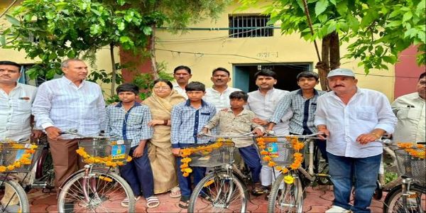 इंदौरः मंत्री सिलावट एवं विधायक मालिनी गौड़ ने कंपेल के 1100 विद्यार्थियों को वितरित कीं साइकिलें एवं कॉपिया