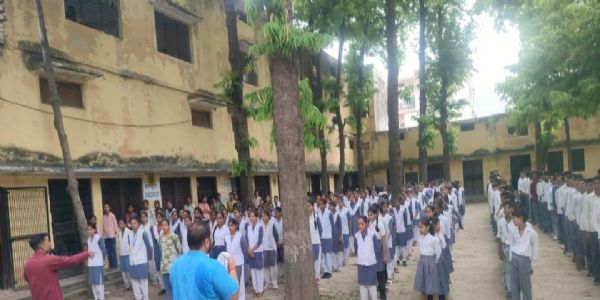 योग शिविर में विद्यार्थियों को याेगासन कर स्वस्थ जीवनशैली का दिया संदेश