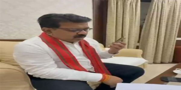 कुलगाम आतंकी हमले के पीड़ितों के परिजनों से उप मुख्यमंत्री विजय शर्मा ने की बात