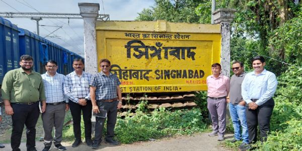 डीआरएम ने किया सिंहाबाद स्टेशन का औचक निरीक्षण, यात्री सुविधाओं को लेकर दिए सख्त निर्देश