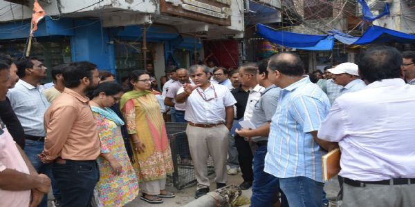 निगमायुक्त ने सदर बाजार में कुतुब रोड एवं तेलीवाड़ा अखाड़ा क्षेत्र का किया निरीक्षण, अधिकारियों को दिए निर्देश