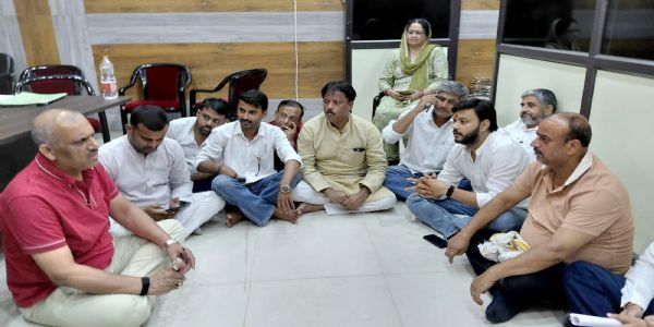 नगर निगम में पक्ष-विपक्ष एक मंच पर, विकास कार्यों में लापरवाही के खिलाफ पार्षदों का संयुक्त धरना