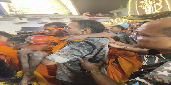 देवघर पुलिस का मानवीय चेहरा, दिव्यांग श्रद्धालु को कराया सुगम जलार्पण