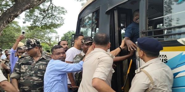 शिबू सोरेन की प्रतिमा को लेकर बढ़ा विवाद, विरोध प्रदर्शन के बीच कई प्रदर्शनकारी हिरासत में