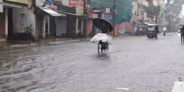 लगातार बारिश से जलपाईगुड़ी के कई इलाके जलमग्न, तीस्ता नदी पर येलो अलर्ट जारी