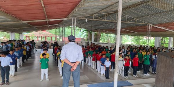अम्बिकापुर : नाबालिग चालकों पर पुलिस की सख्ती, स्कूलों में जागरूकता अभियान के साथ दी वैधानिक कार्रवाई की चेतावनी