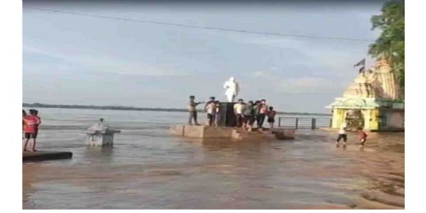 महानदी उफान पर, तटवर्ती गांवों में अलर्ट जारी