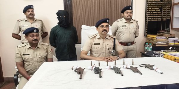 अवैध हथियारों के खिलाफ अभियान में में पुलिस को बड़ी सफलता, पांच देशी पिस्तौल और छह कारतूस बरामद
